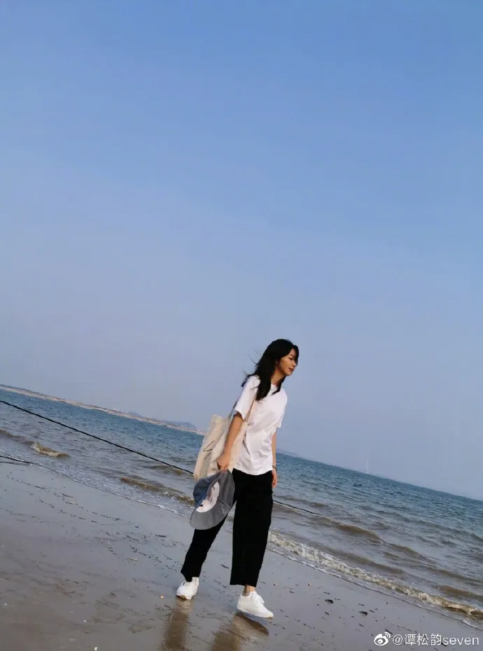 Tan Songyun 身穿白色T恤搭配黑色长裤.jpg
