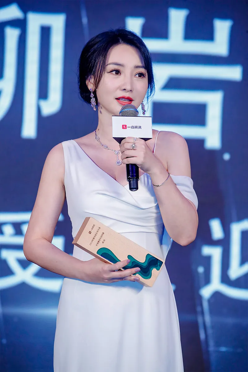  Liu Yan (actress) 获年度最受欢迎明星 白裙登台吸睛2.jpg