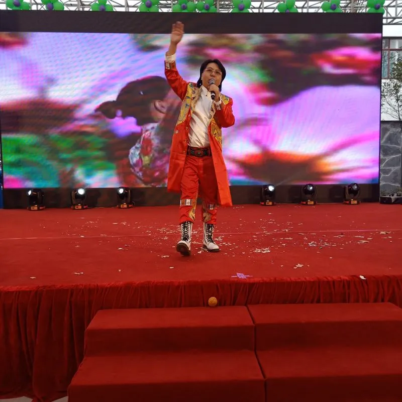 索南扎西湖南芷江参加精准扶贫唯楚酒业献唱经典歌曲 (6).jpg