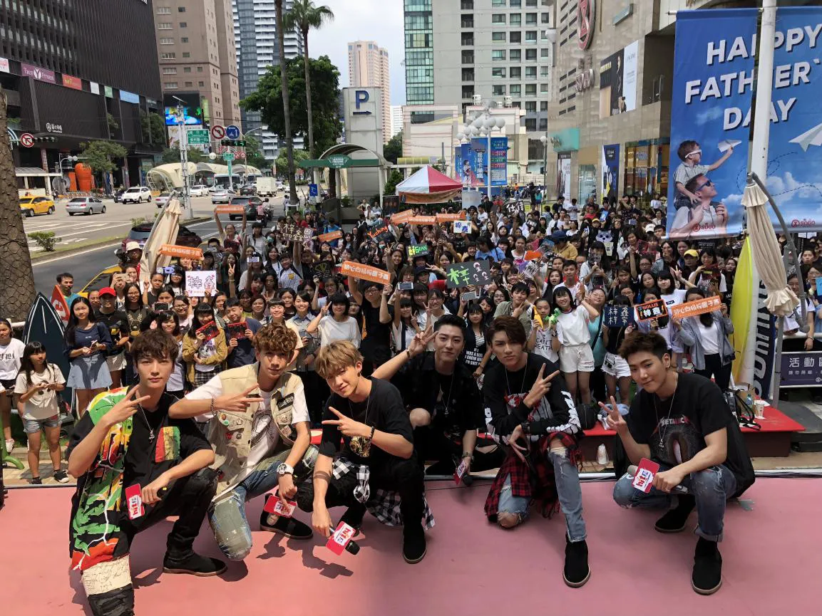 C.T.O男团签唱上演“牵手杀”