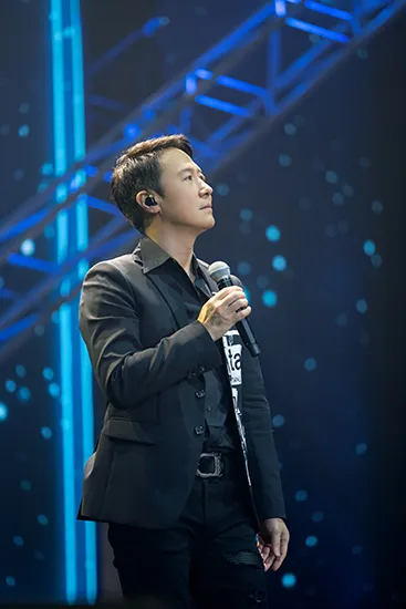 黎明一襲黑色西裝深情演唱.jpg