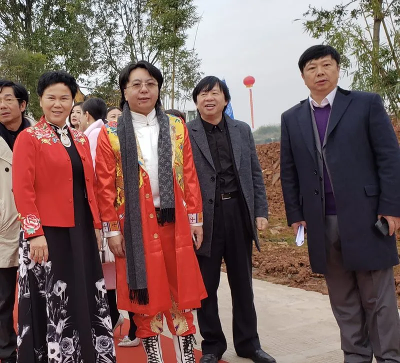 索南扎西湖南芷江参加精准扶贫唯楚酒业献唱经典歌曲 (2).jpg