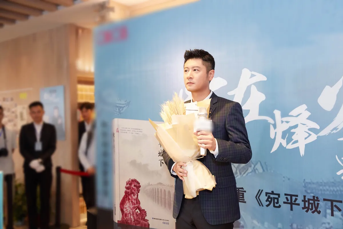 Zhong Ren holds flowers onsite single. JPG