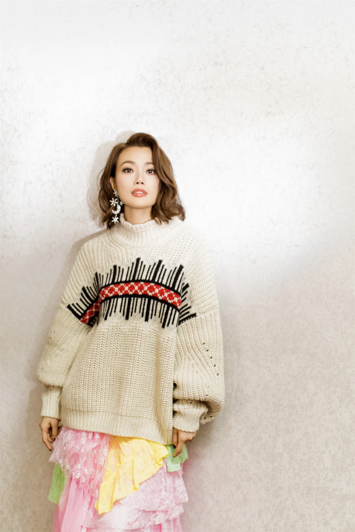Joey Yung with picture 3. JPG