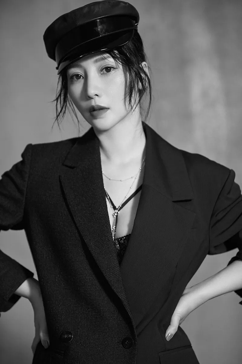  Liu Yan (actress) 皮质贝雷帽搭配低扎发髻 显时尚品味1.jpg