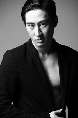 本名梁传斌,内地男演员,2005年因出演广东情景喜剧《乘龙快婿i》中的