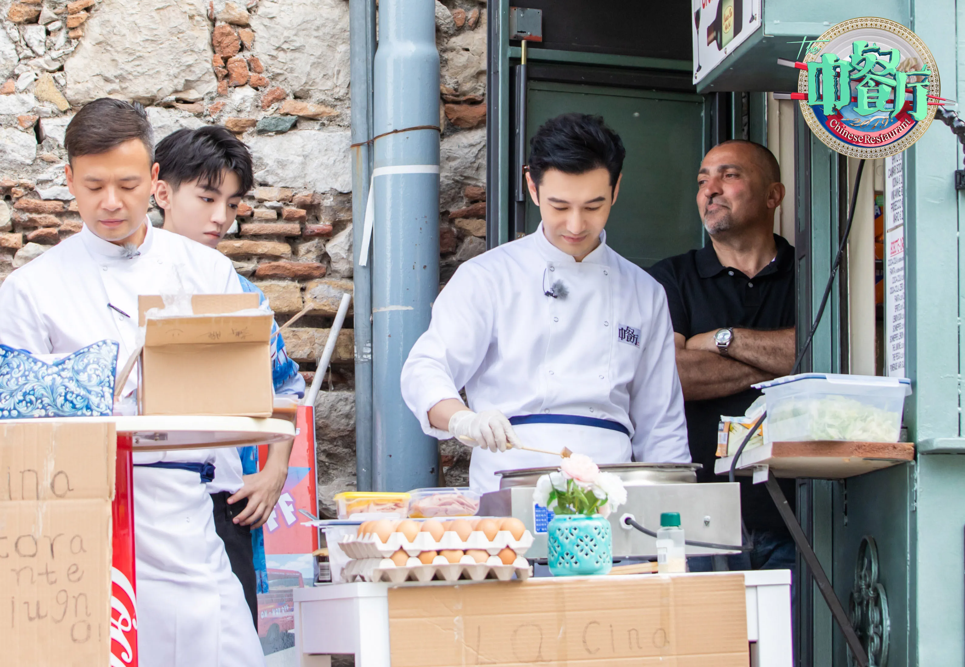  Xiaoming Huang 带领店员在街头摆摊卖煎饼.jpg