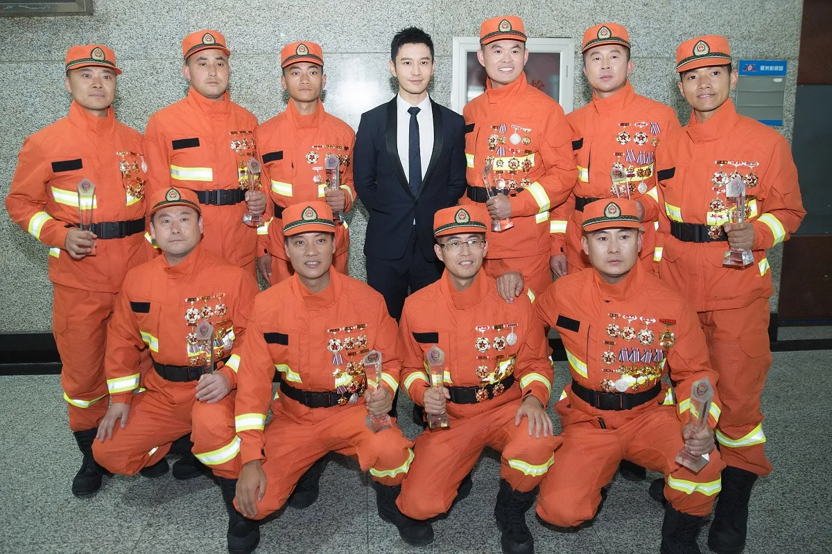 Xiaoming Huang took a photo with ten outstanding fire guards. JPG