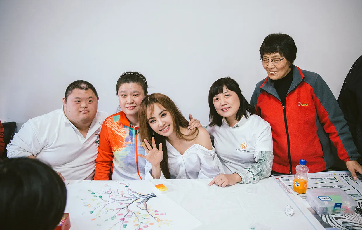蔡依林與心智障礙孩子親近互動.jpg