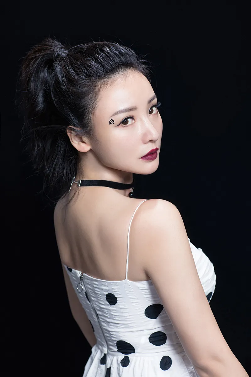  Liu Yan (actress) 波点白裙回头杀眼神犀利.JPG