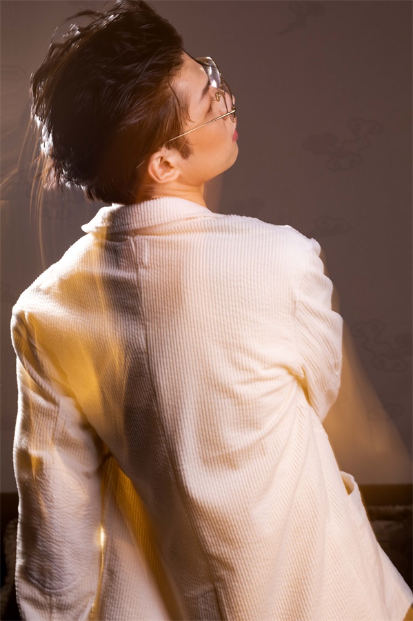  wang chen 艺身着灯芯绒西装出席活动，酷帅造型演绎极致魅力