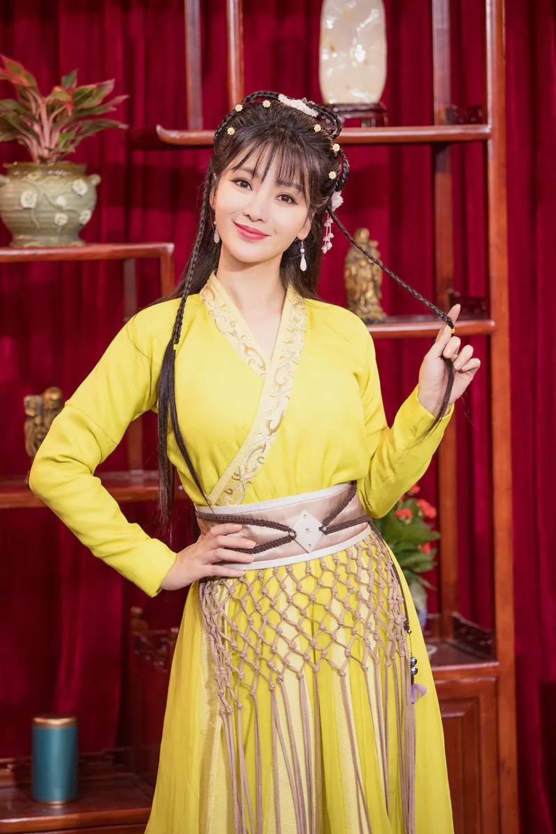  Liu Yan (actress) 黄蓉扮相摆弄辫子 面露甜笑1.JPG