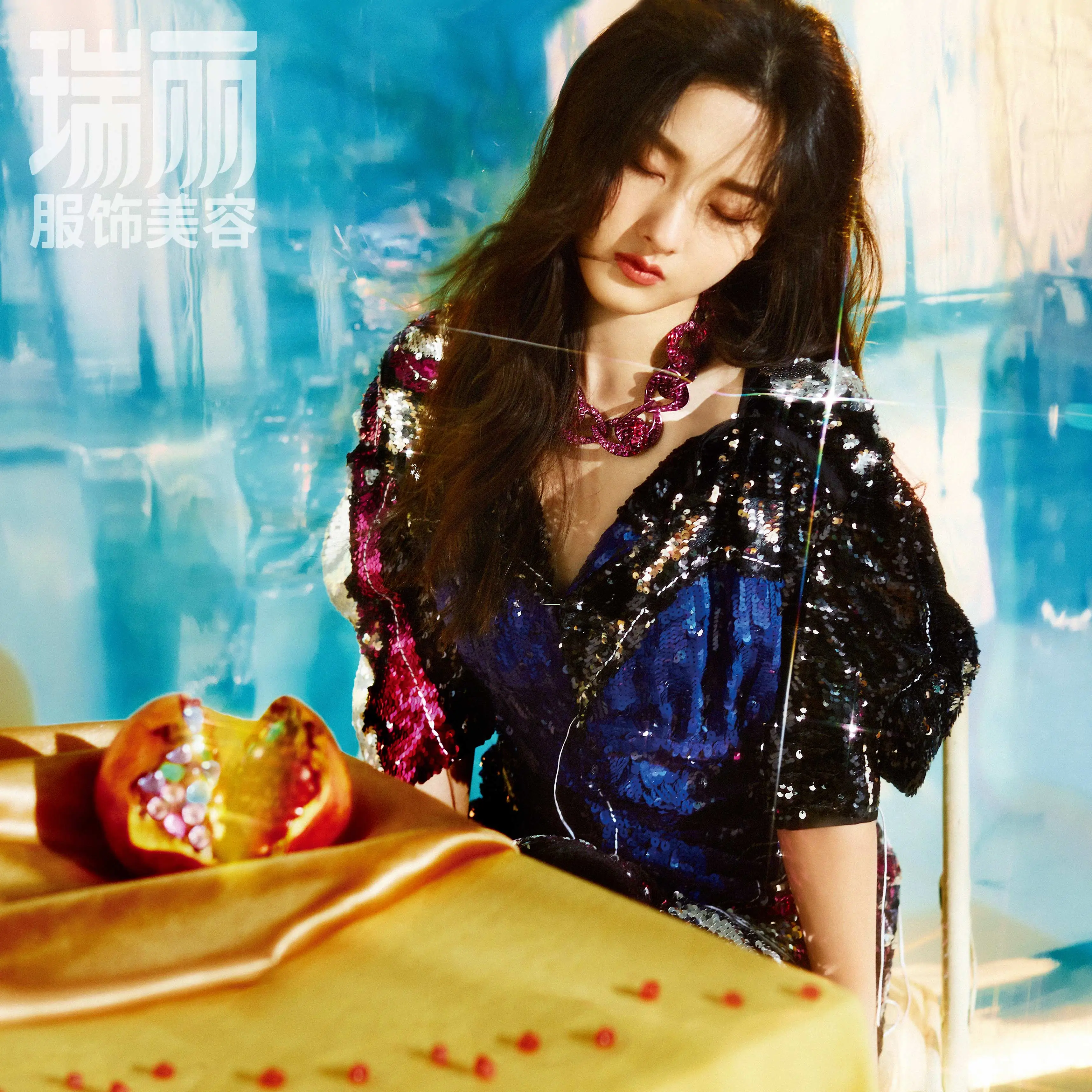 宋祖儿12月时尚新封曝光  “猫系”少女探寻童话世界 2.jpg