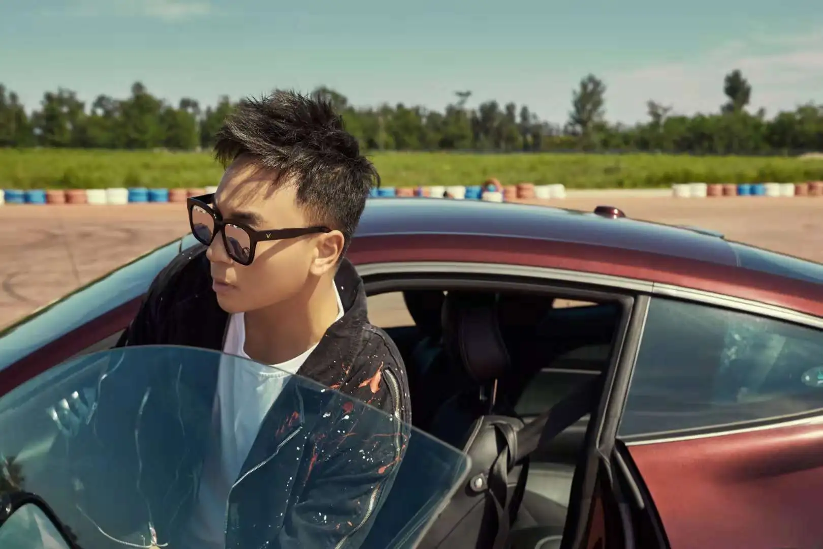 释小龙 秋日型男.jpg