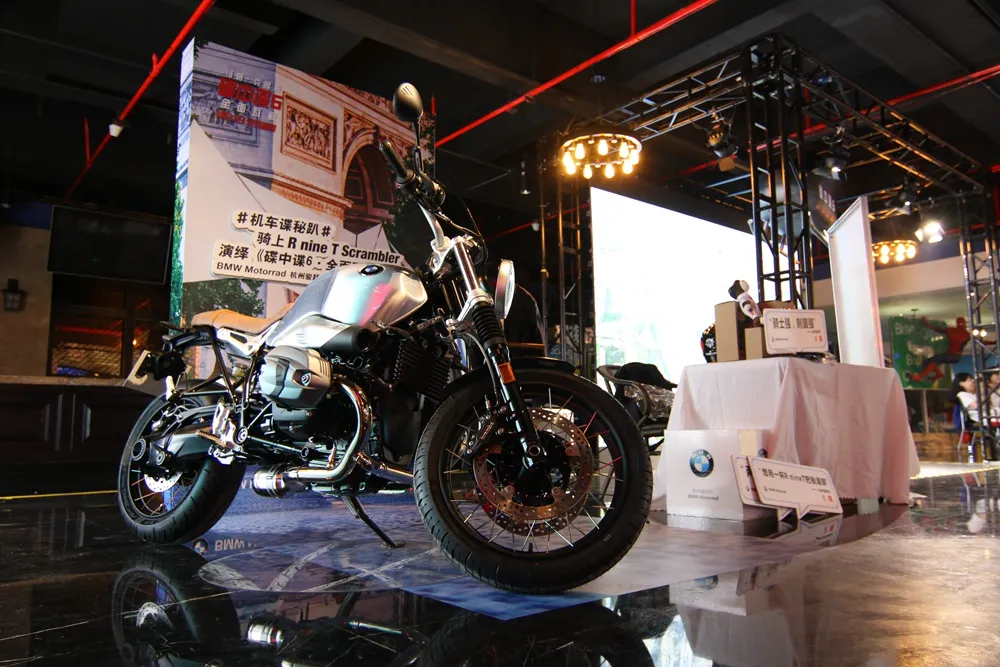 Tom cruise is the same kind of heavy motorcycle