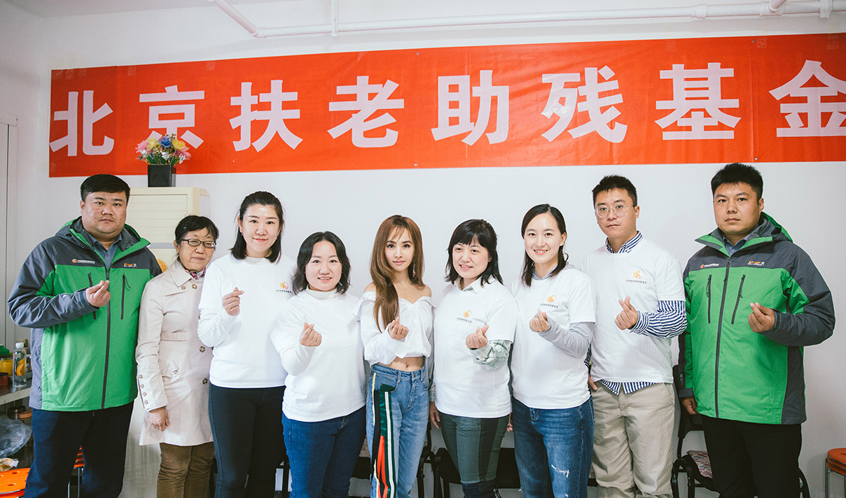 蔡依林北京某社區探訪“蝸牛寶寶” 擁抱比心跳手指舞