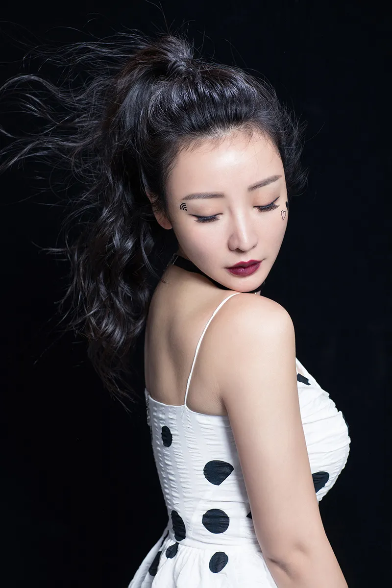  Liu Yan (actress) 长发飘逸回头杀.JPG