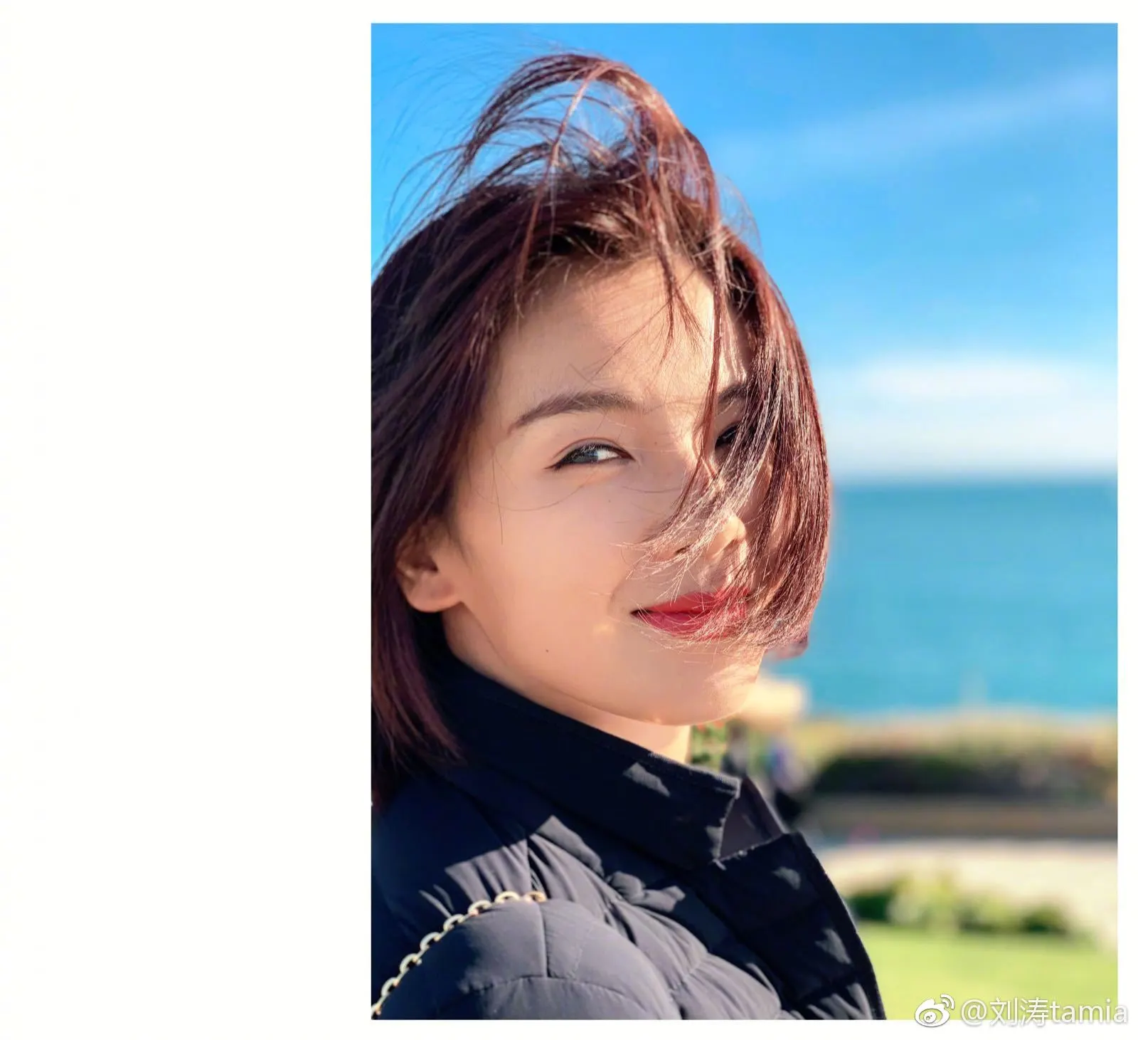 劉濤曬海邊旅拍照  回眸淺笑狀態輕鬆.jpg