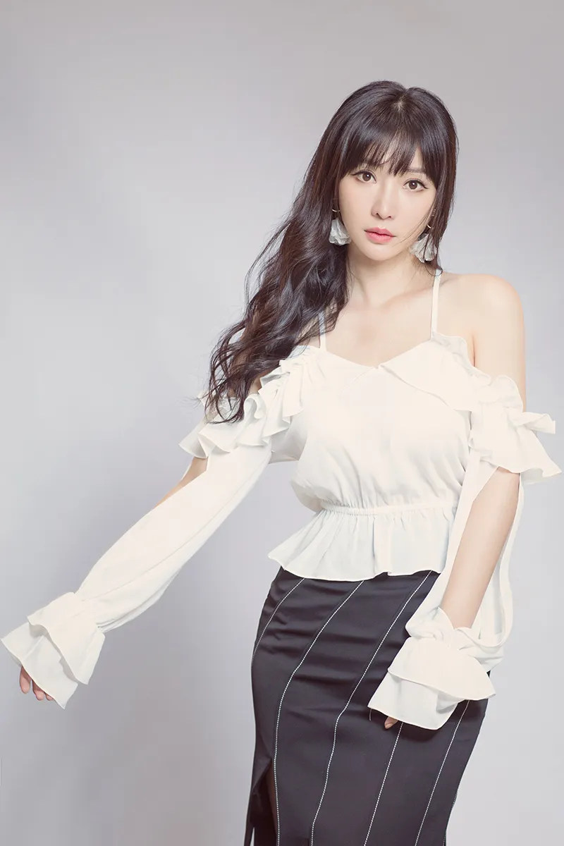  Liu Yan (actress) 白色吊带上衣飘逸灵动.jpeg