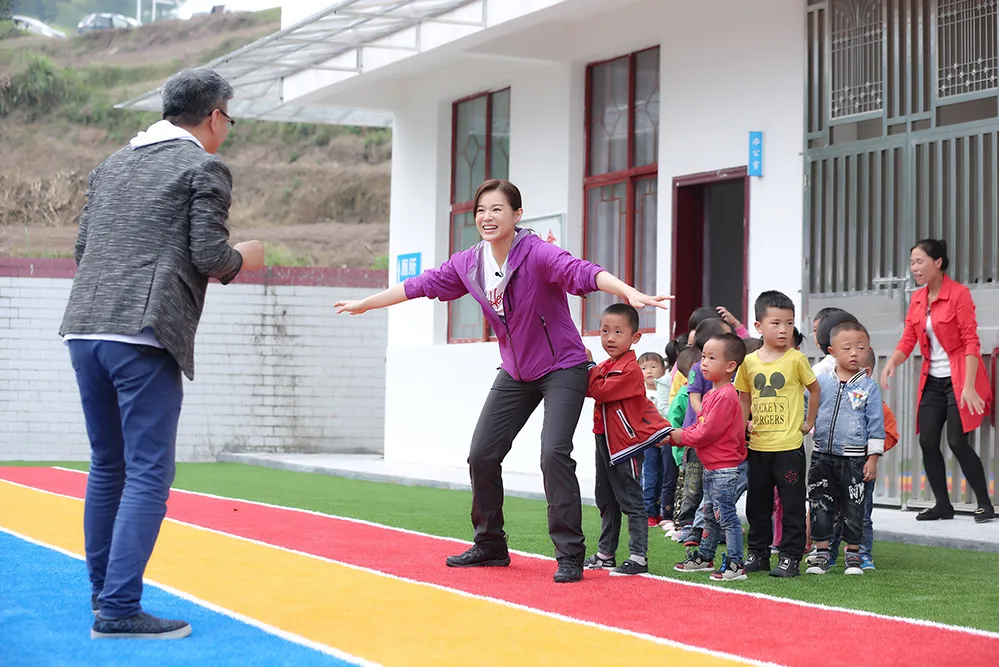 Charity ambassadors Myolie Wu and Zhu Xu accompanied the left-behind children