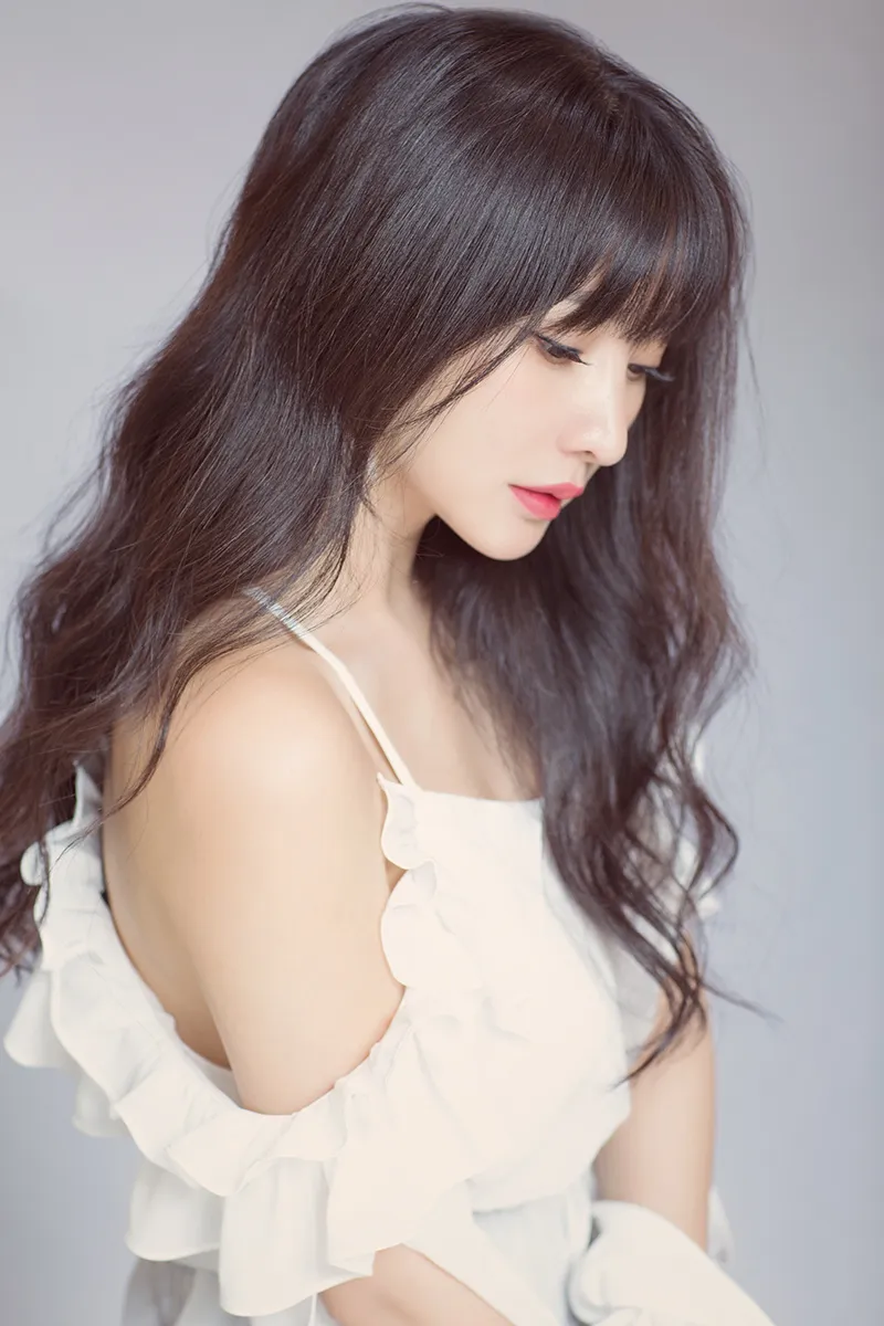  Liu Yan (actress) 长发披肩姿态迷离.JPG