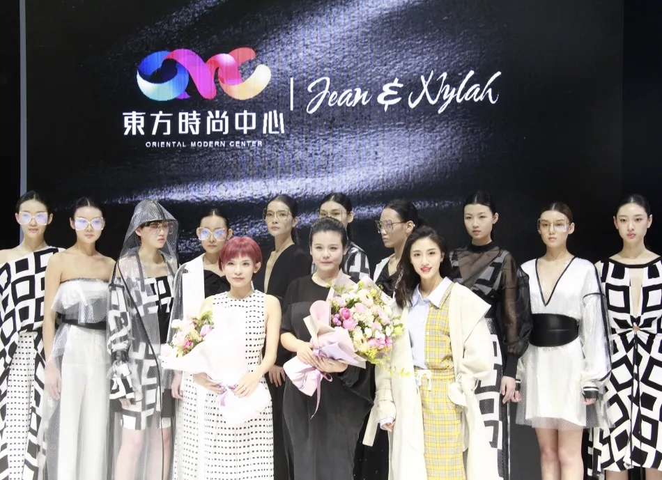 Zhu Tingchen attends fashion week. JPG