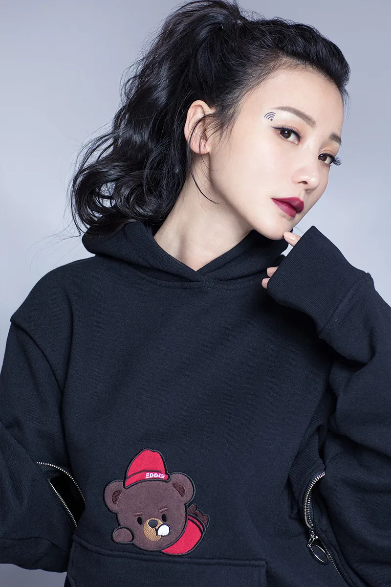  Liu Yan (actress) 运动风洒脱率性 唇色大胆前卫2.jpg