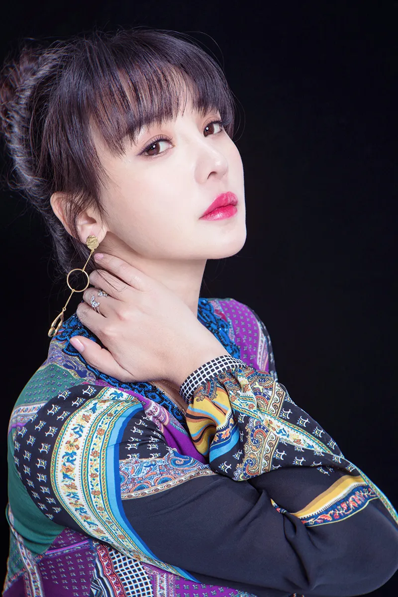  Liu Yan (actress) 深V长裙摇曳质感十足3.jpg