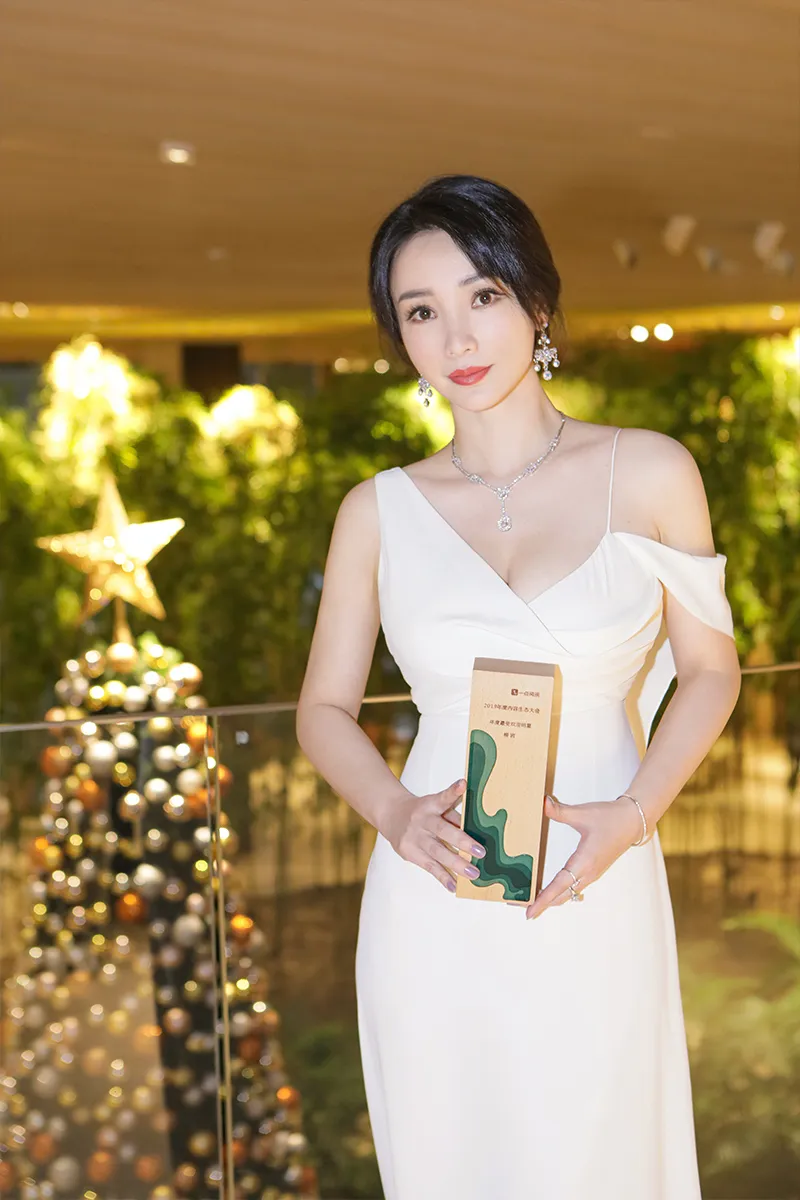 Liu Yan (actress) 不规则白裙搭配低扎发髻 尽显端庄大气2.jpg