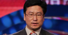 50岁白岩松近照曝光，露白发尽显文人气质，一开口引阵阵掌声