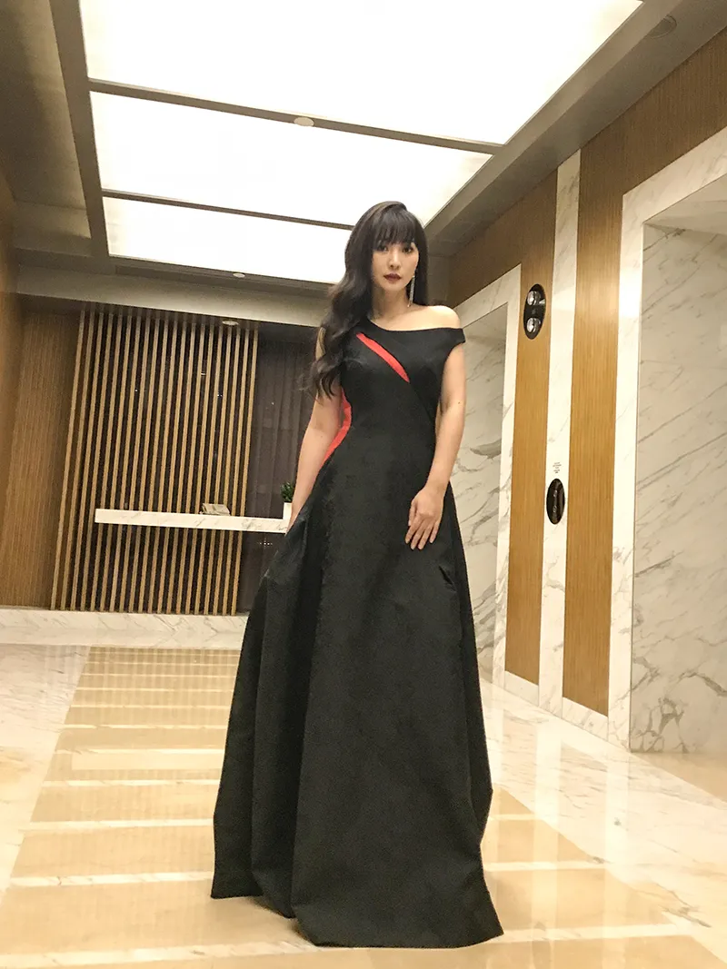  Liu Yan (actress) 一袭黑色长裙气质优雅现身深圳1.JPG