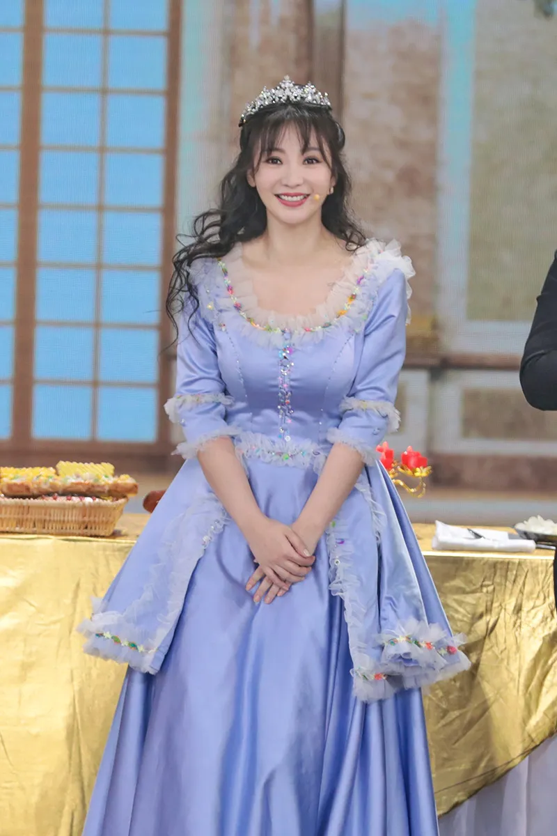  Liu Yan (actress)  身穿淡紫色公主礼服 甜笑优雅1.JPG