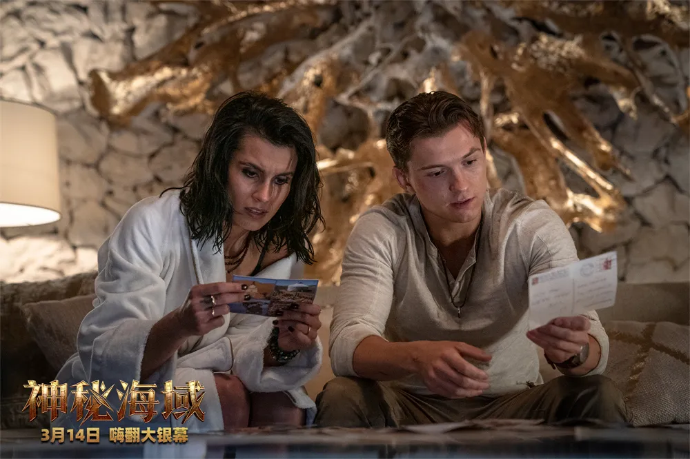 索菲婭·阿里 飾克洛伊·弗雷澤(左).jpg 索菲婭·阿里 飾克洛伊·弗雷澤(左).jpg