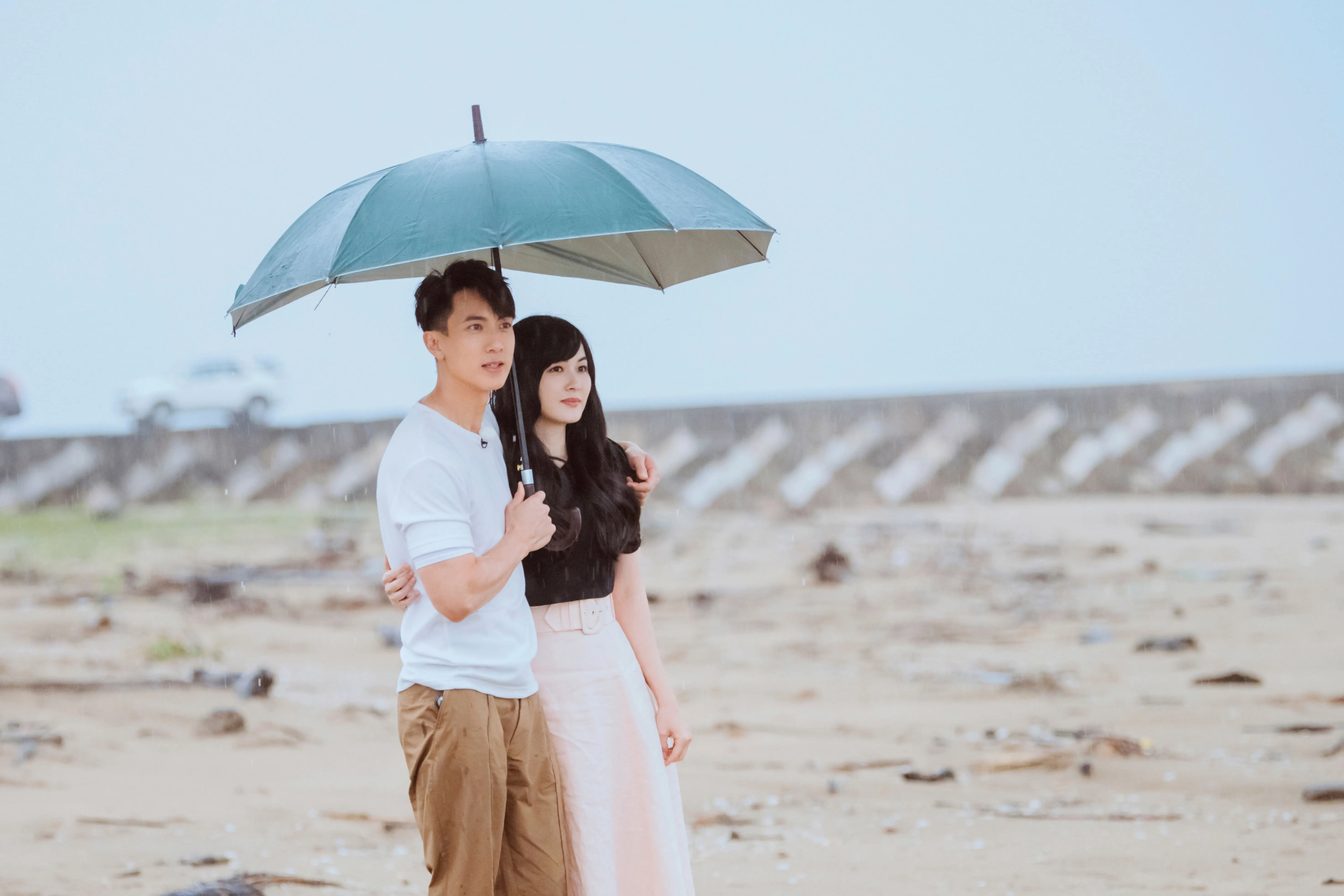  Wu Chun 与妻子雨中漫步.jpg