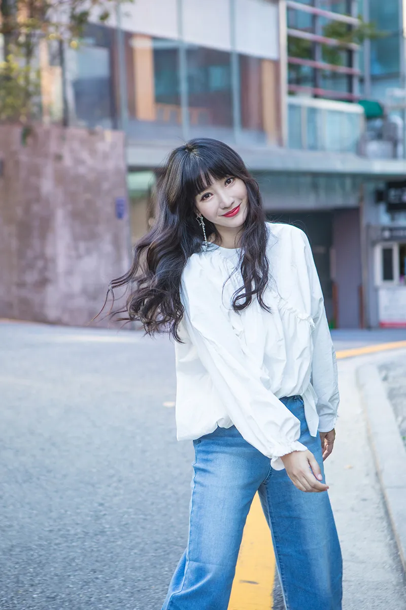 Liu Yan (actress-born) white shirt jeans street snap candid 6.jpg
