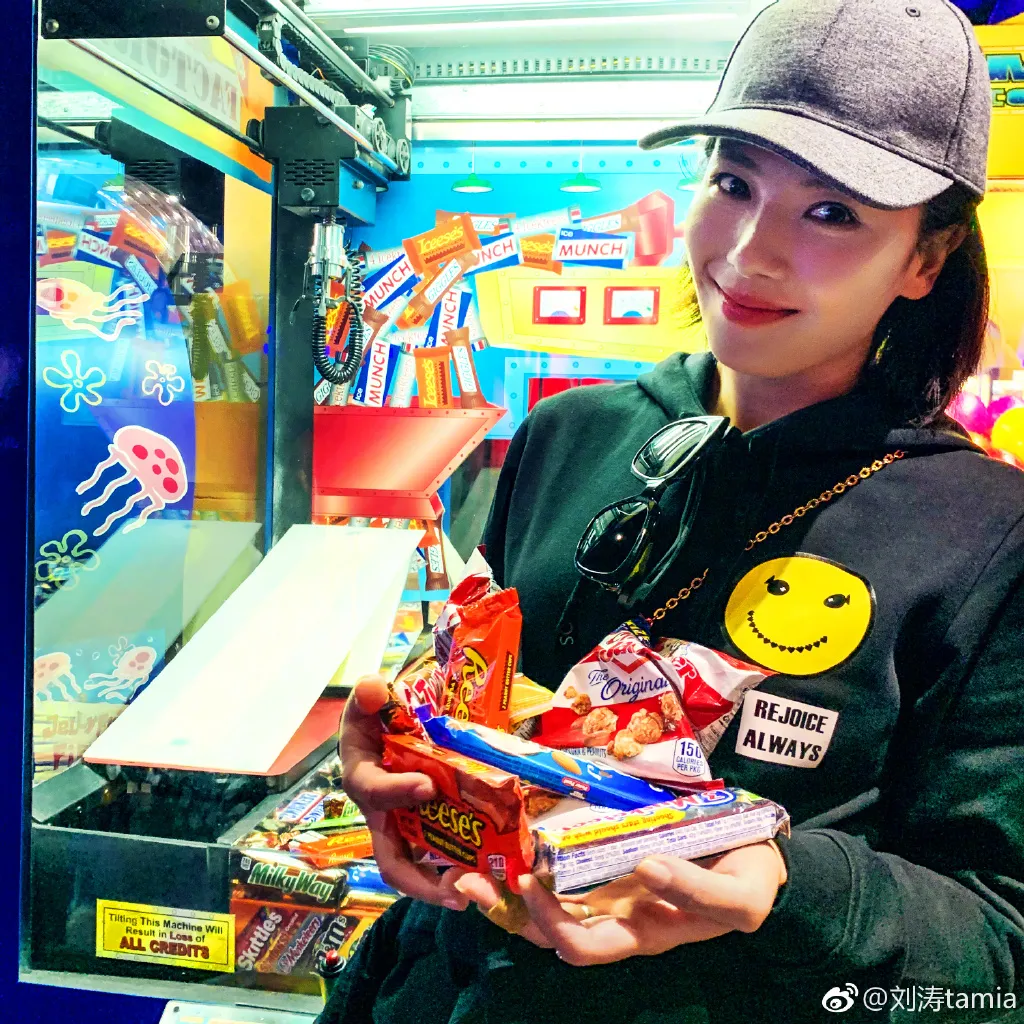 劉濤灰帽黑衫淡粧獲贊 手捧糖果面帶微笑.jpg