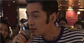 胡歌现某公司年会穿海魂衫扮猫王 结果大家更喜欢他抱娃姿势