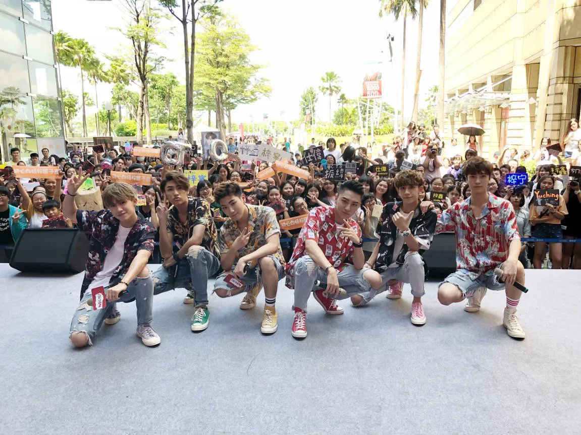 C.T.O男团签唱上演“牵手杀”