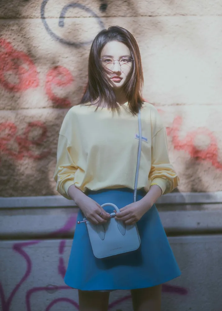 李沁秋日写真笑容明媚 (6).jpg