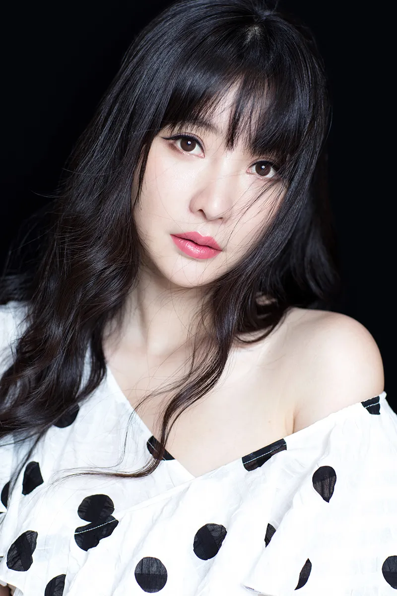  Liu Yan (actress) 小露香肩微性感.jpg