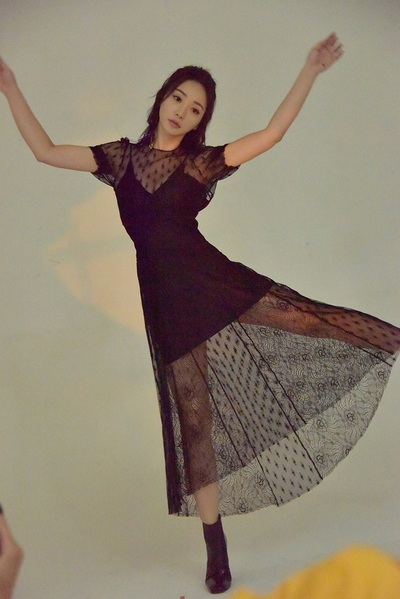 柳岩蕾丝黑裙娇俏性感  手舞足蹈如精灵舞动