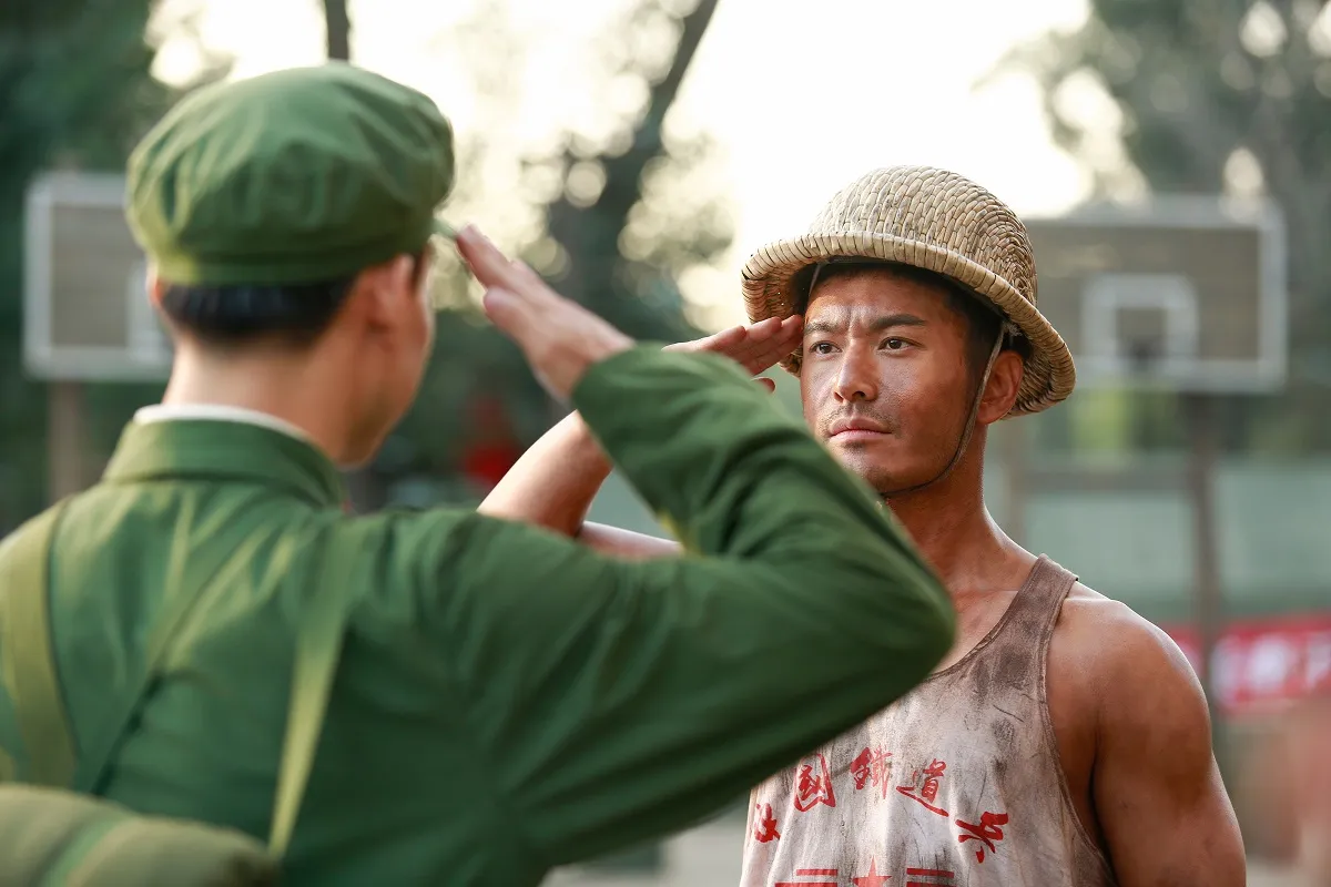 Many years' official closing - Xiaoming Huang experiences first-hand the life of railroad soldiers. JPG