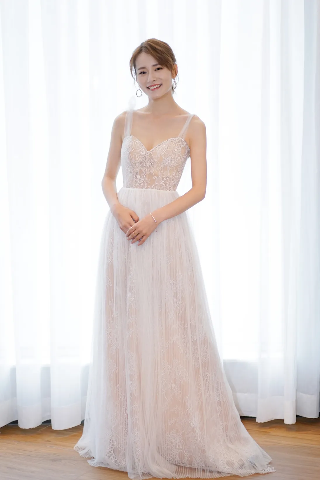 1 柴碧云 身着长裙.jpg