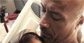 巨石强森三度当爹 铁血硬汉怀抱女儿小心保护柔情满满
