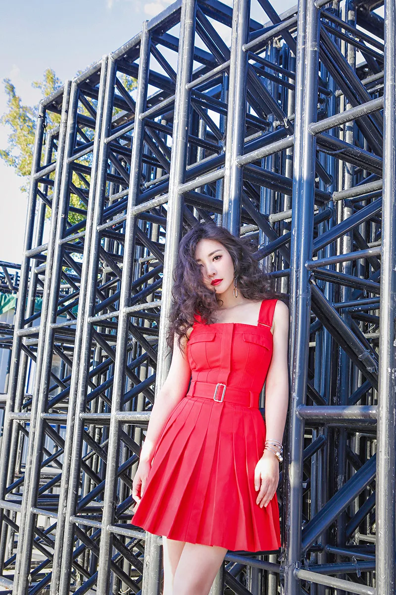 Liu Yan (actress-born) red lip hair glows with charm 5.jpg