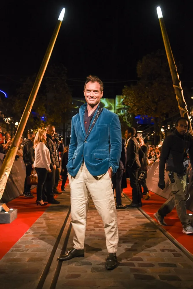 Jude law hits the red carpet to show off yuppie vibe. JPG