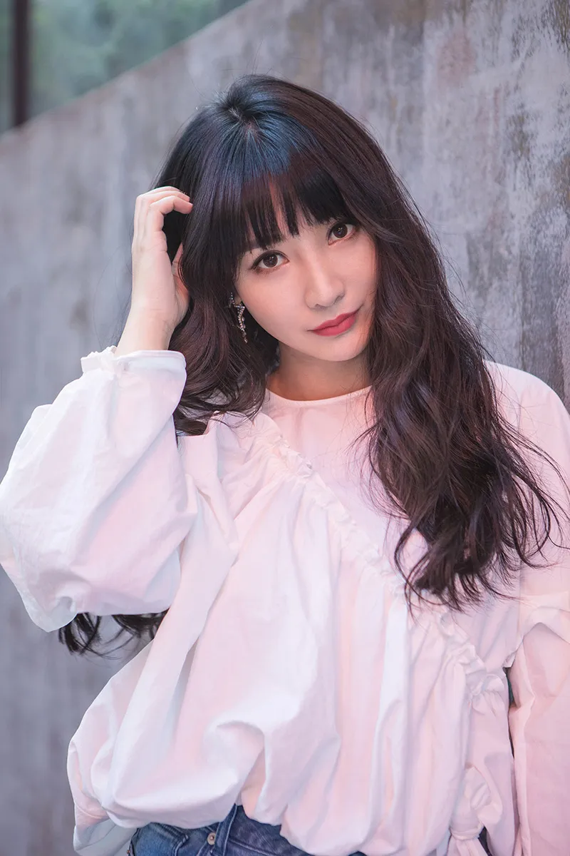 Liu Yan (actress-born) white shirt jeans street snap candid 3.jpg