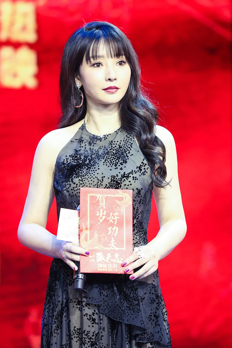  Liu Yan (actress) 黑裙出席发布会端庄优雅4.jpg