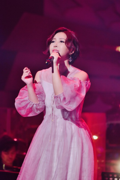 崔子格獻唱TVB《流行經典50年》 內地首登台女歌手獲黎小田等人肯定