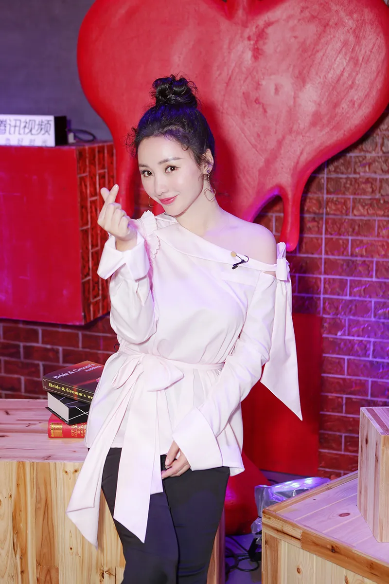 Liu Yan (actress-actress) half-dew shoulder tie balls head sweet energy 4. JPG